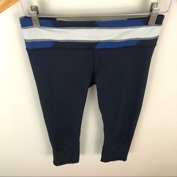 Lululemon Navy Run Inspire Crop II Size 6 - Picture 14 of 16